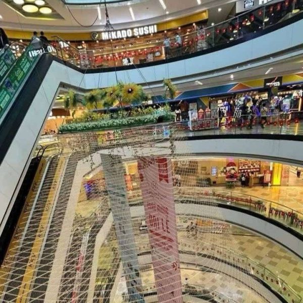Vạn Hạnh Mall rào lưới một phần khoảng không thông tầng