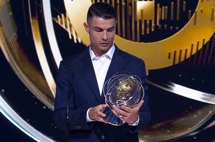 Ronaldo vừa nhận giải Globo Prestigio cho những đóng góp to lớn cho bóng đá Bồ Đào Nha